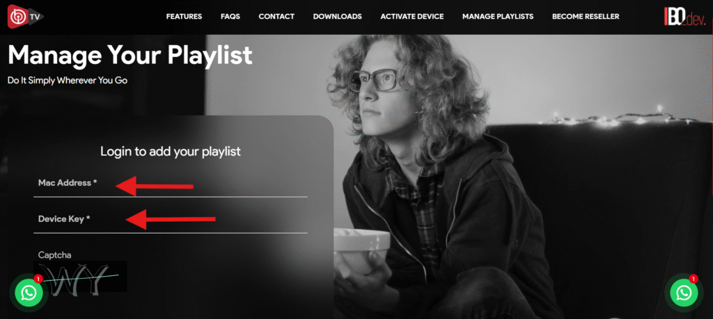 Página de inicio de sesión del portal web de IBO Player mostrando los campos de dirección MAC y Clave de Dispositivo señalados por flechas rojas, utilizados para configurar listas de reproducción remotamente